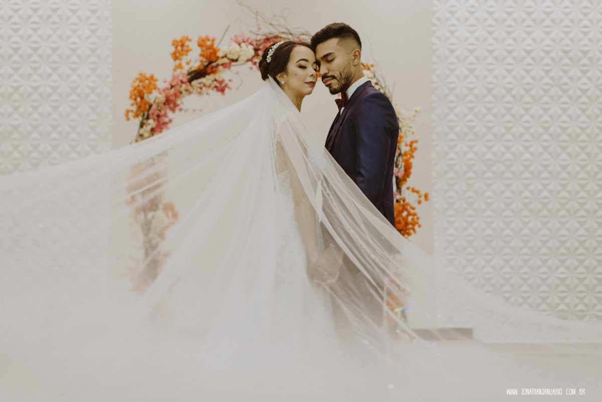 casal apaixonado, love, amor, Jonathan Januario, foto, fotografia, Araras, leme, limeira,campinas, São Paulo, Rio claro, lifeStyle, foto na fazenda, casamento de noite, noiva, vestido de noiva, vestida pra casar, lápis de noiva, casamento chique, igreja