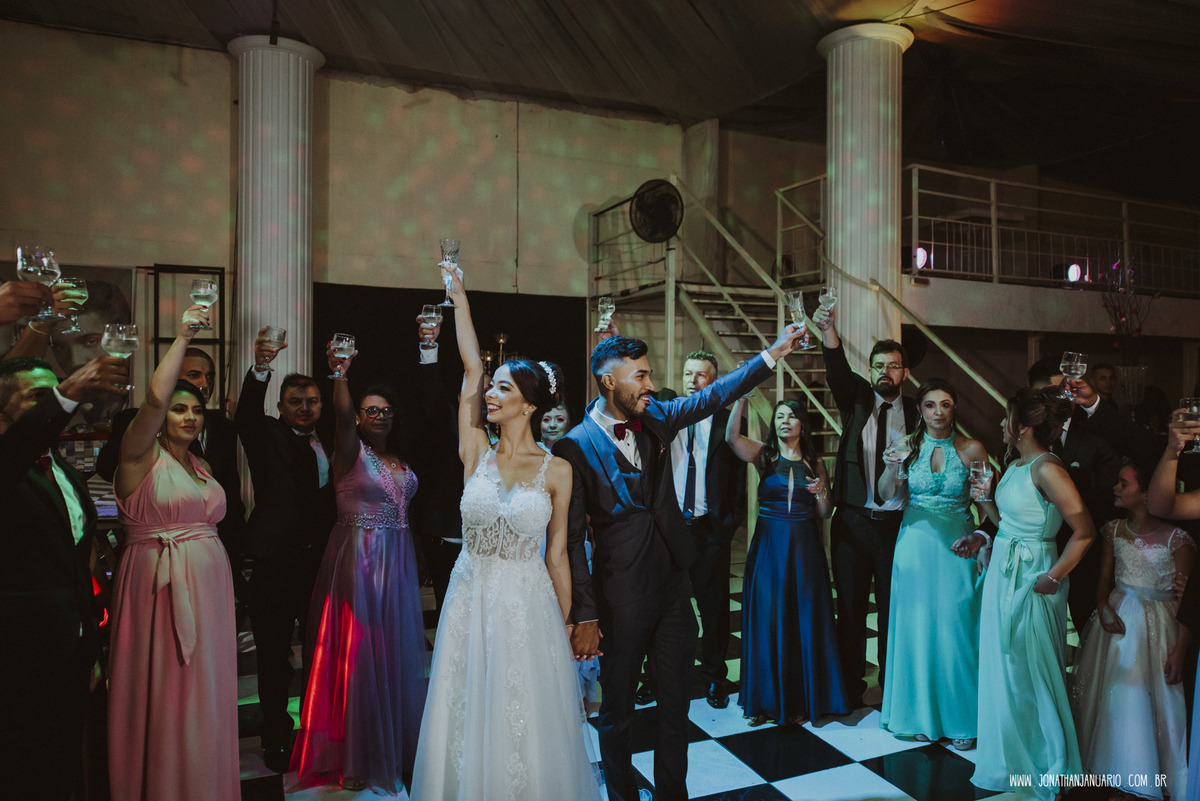 casal apaixonado, love, amor, Jonathan Januario, foto, fotografia, Araras, leme, limeira,campinas, São Paulo, Rio claro, lifeStyle, foto na fazenda, casamento de noite, noiva, vestido de noiva, vestida pra casar, lápis de noiva, casamento chique, igrejaca