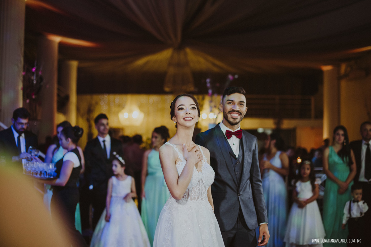 casal apaixonado, love, amor, Jonathan Januario, foto, fotografia, Araras, leme, limeira,campinas, São Paulo, Rio claro, lifeStyle, foto na fazenda, casamento de noite, noiva, vestido de noiva, vestida pra casar, lápis de noiva, casamento chique, igreja