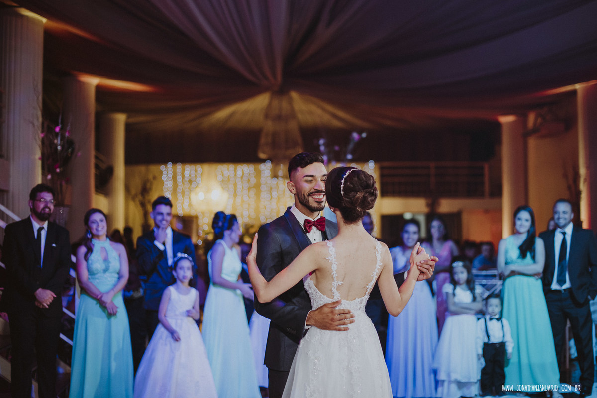 casal apaixonado, love, amor, Jonathan Januario, foto, fotografia, Araras, leme, limeira,campinas, São Paulo, Rio claro, lifeStyle, foto na fazenda, casamento de noite, noiva, vestido de noiva, vestida pra casar, lápis de noiva, casamento chique, igreja