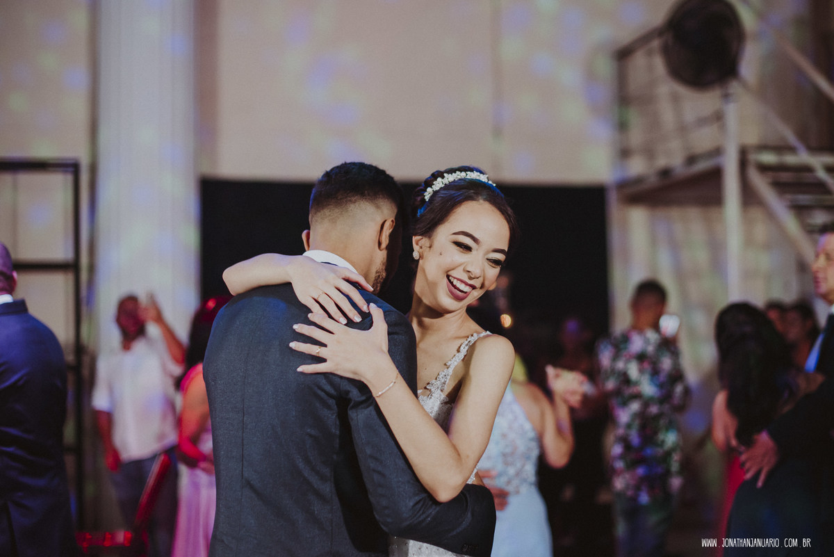 casal apaixonado, love, amor, Jonathan Januario, foto, fotografia, Araras, leme, limeira,campinas, São Paulo, Rio claro, lifeStyle, foto na fazenda, casamento de noite, noiva, vestido de noiva, vestida pra casar, lápis de noiva, casamento chique, igreja