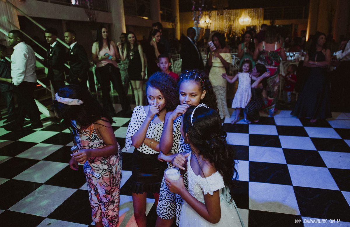 casal apaixonado, love, amor, Jonathan Januario, foto, fotografia, Araras, leme, limeira,campinas, São Paulo, Rio claro, lifeStyle, foto na fazenda, casamento de noite, noiva, vestido de noiva, vestida pra casar, lápis de noiva, casamento chique, igreja