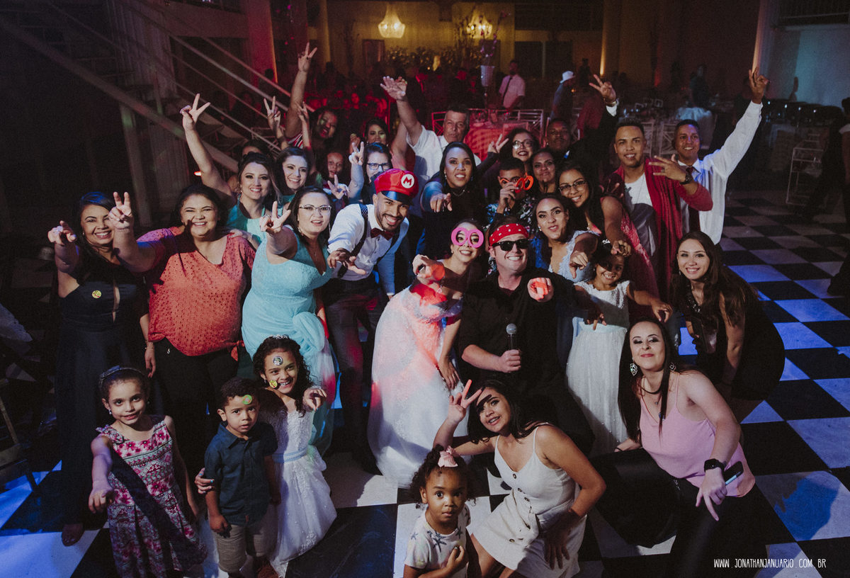 casal apaixonado, love, amor, Jonathan Januario, foto, fotografia, Araras, leme, limeira,campinas, São Paulo, Rio claro, lifeStyle, foto na fazenda, casamento de noite, noiva, vestido de noiva, vestida pra casar, lápis de noiva, casamento chique, igreja
