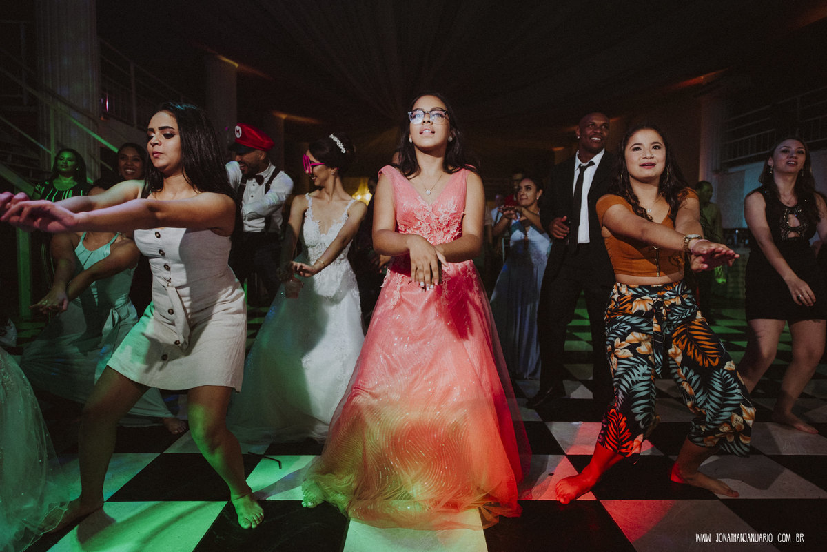 casal apaixonado, love, amor, Jonathan Januario, foto, fotografia, Araras, leme, limeira,campinas, São Paulo, Rio claro, lifeStyle, foto na fazenda, casamento de noite, noiva, vestido de noiva, vestida pra casar, lápis de noiva, casamento chique, igreja
