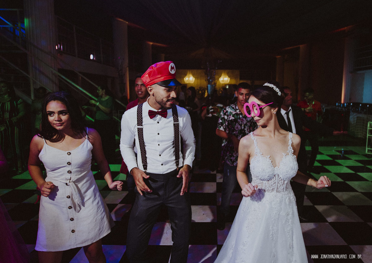 casal apaixonado, love, amor, Jonathan Januario, foto, fotografia, Araras, leme, limeira,campinas, São Paulo, Rio claro, lifeStyle, foto na fazenda, casamento de noite, noiva, vestido de noiva, vestida pra casar, lápis de noiva, casamento chique, igreja