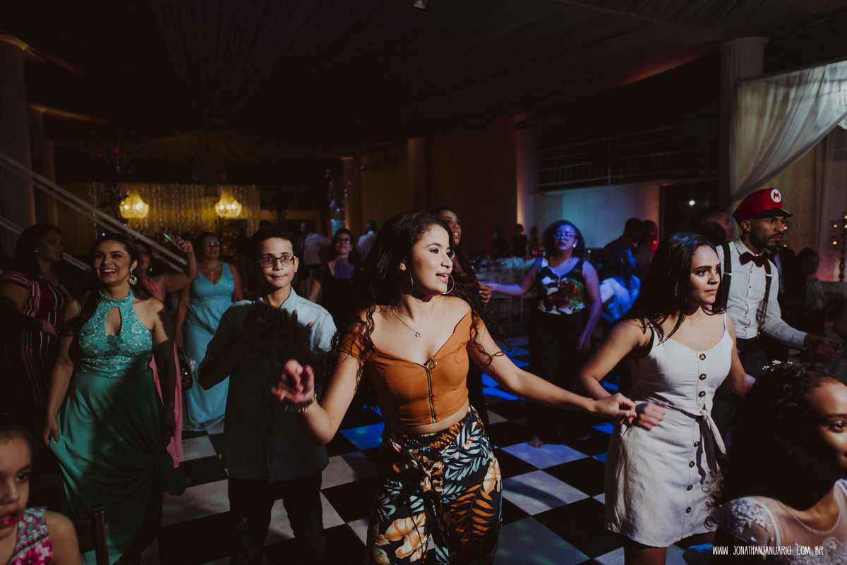 casal apaixonado, love, amor, Jonathan Januario, foto, fotografia, Araras, leme, limeira,campinas, São Paulo, Rio claro, lifeStyle, foto na fazenda, casamento de noite, noiva, vestido de noiva, vestida pra casar, lápis de noiva, casamento chique, igreja