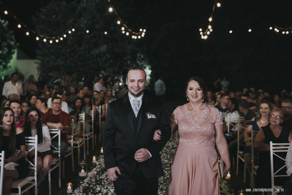 casal apaixonado, love, amor, Jonathan Januario, foto, fotografia, Araras, leme, limeira,campinas, São Paulo, Rio claro, lifeStyle, foto na fazenda, casamento de noite, noiva, vestido de noiva, vestida pra casar, lápis de noiva, casamento chique, jesse