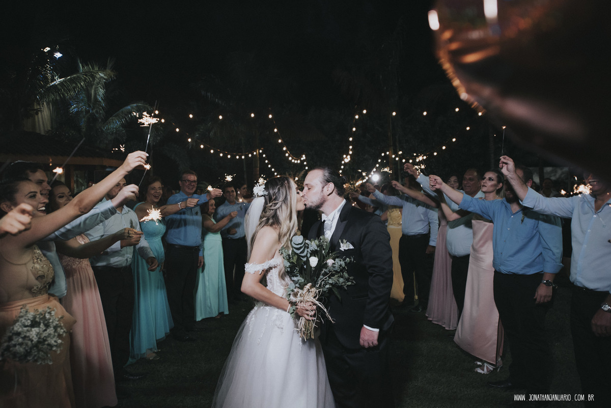 casal apaixonado, love, amor, Jonathan Januario, foto, fotografia, Araras, leme, limeira,campinas, São Paulo, Rio claro, lifeStyle, foto na fazenda, casamento de noite, noiva, vestido de noiva, vestida pra casar, lápis de noiva, casamento chique, jesse