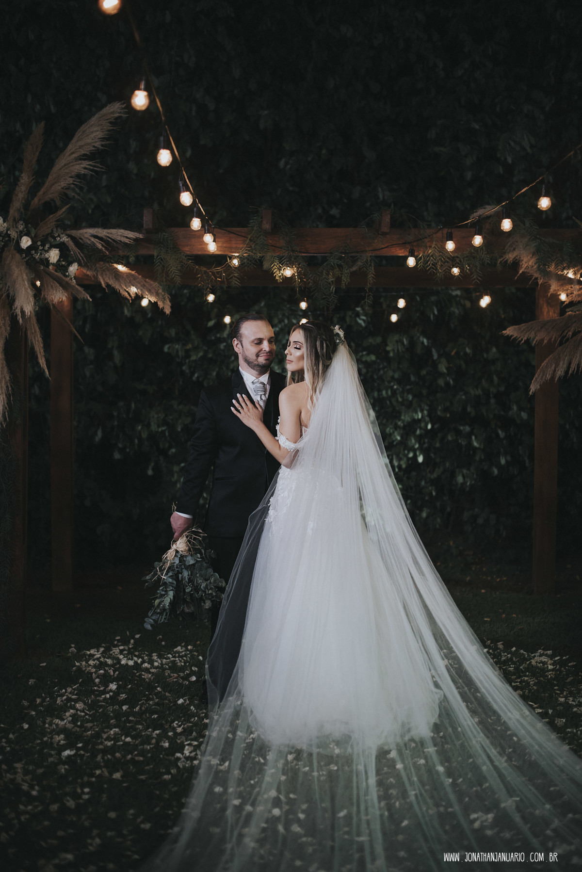 casal apaixonado, love, amor, Jonathan Januario, foto, fotografia, Araras, leme, limeira,campinas, São Paulo, Rio claro, lifeStyle, foto na fazenda, casamento de noite, noiva, vestido de noiva, vestida pra casar, lápis de noiva, casamento chique, jesse
