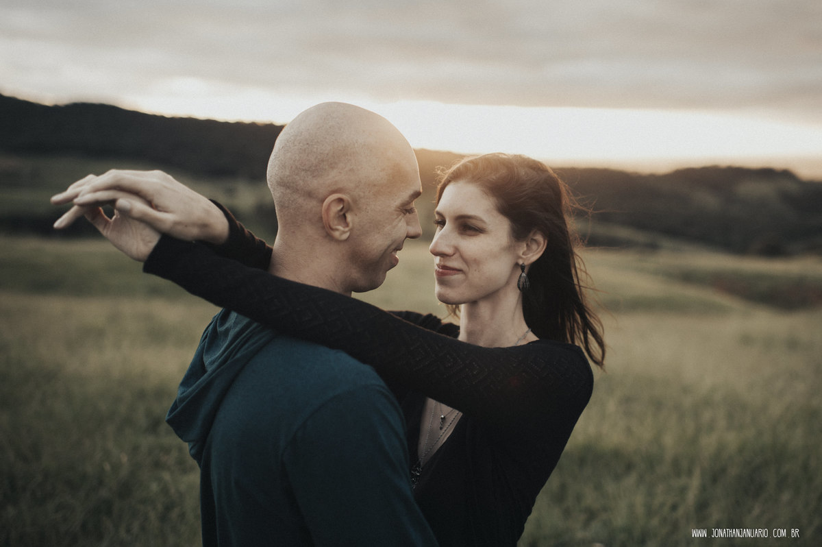 Ensaio em Rio Claro-SP, casal apaixonado, natureza - love, amor, casal, Jonathan Januario, foto, fotografia, Araras, leme, limeira,campinas, São Paulo, folk, lifeStyle, Vsco, montanha, pico olho d’agua, Mariporã, foto em montanha, cruzeiro do sul