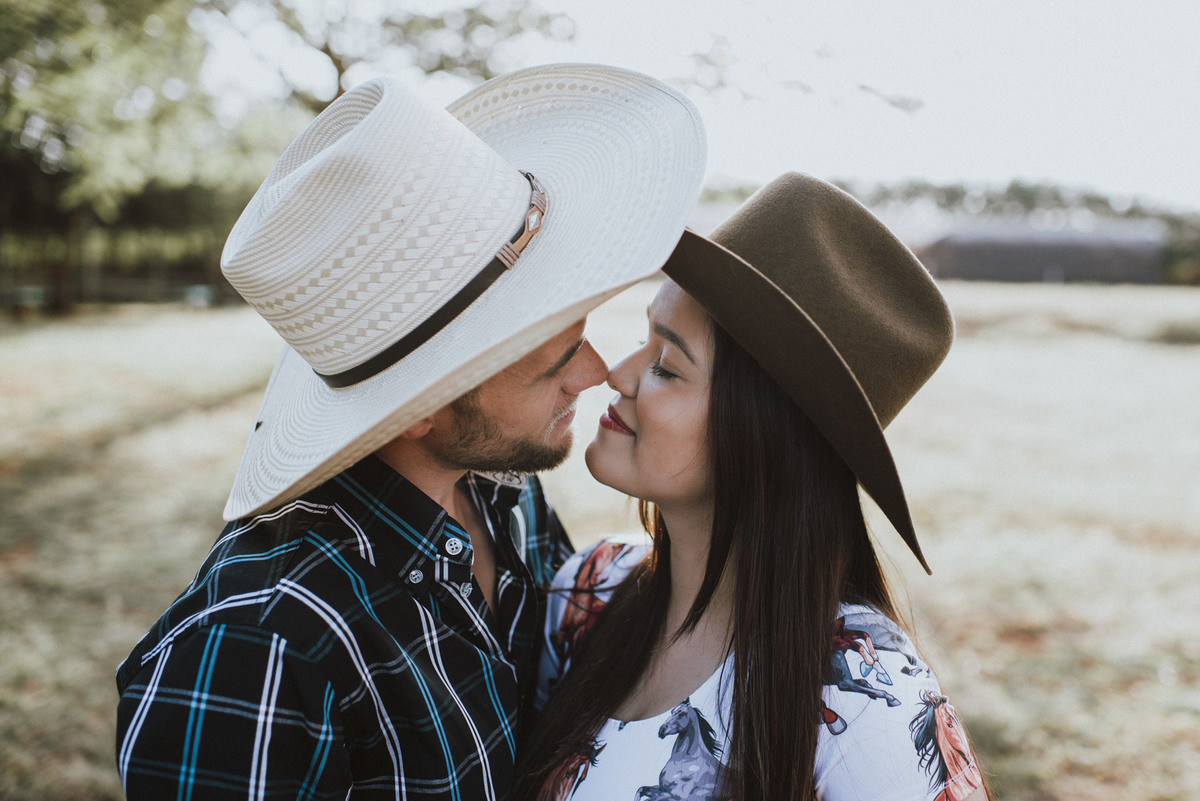 Ensaio em Rio Claro-SP, casal apaixonado, natureza - love, amor, casal, Jonathan Januario, foto, fotografia, Araras, leme, limeira,campinas, folk, lifeStyle, Vsco, foto na fazenda, pico olho d’agua, Mariporã, foto em montanha, cavalos, ensaio com cavalos