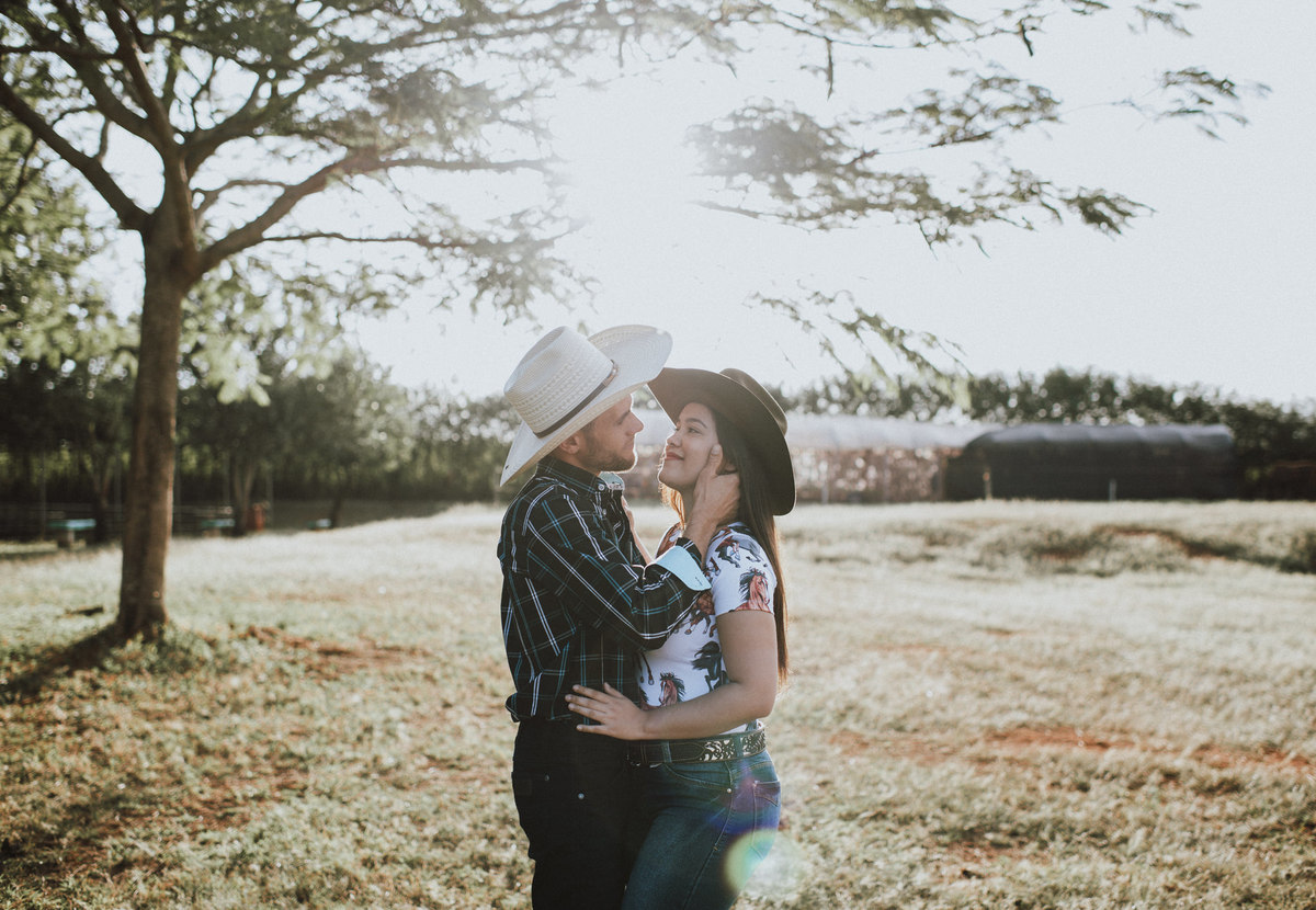 Ensaio em Rio Claro-SP, casal apaixonado, natureza - love, amor, casal, Jonathan Januario, foto, fotografia, Araras, leme, limeira,campinas, folk, lifeStyle, Vsco, foto na fazenda, pico olho d’agua, Mariporã, foto em montanha, cavalos, ensaio com cavalos