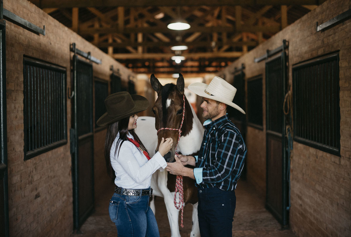 Ensaio em Rio Claro-SP, casal apaixonado, natureza - love, amor, casal, Jonathan Januario, foto, fotografia, Araras, leme, limeira,campinas, folk, lifeStyle, Vsco, foto na fazenda, pico olho d’agua, Mariporã, foto em montanha, cavalos, ensaio com cavalos