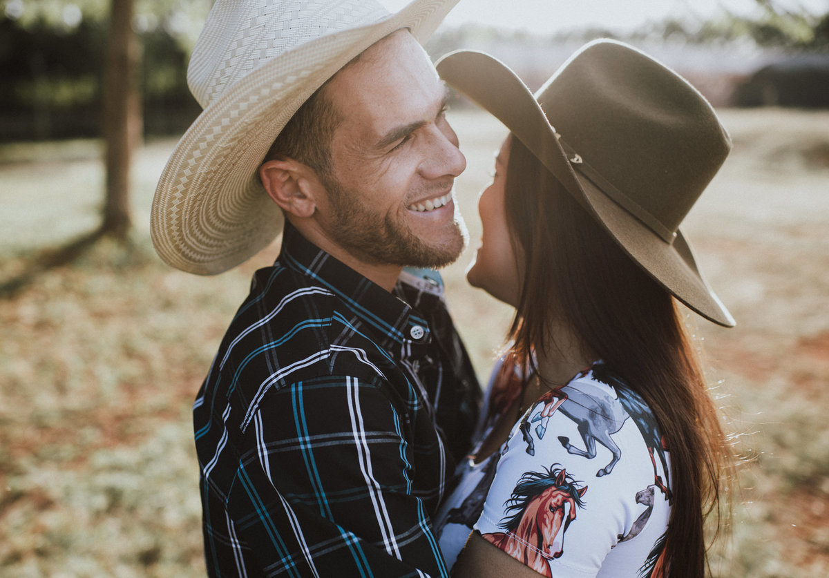 Ensaio em Rio Claro-SP, casal apaixonado, natureza - love, amor, casal, Jonathan Januario, foto, fotografia, Araras, leme, limeira,campinas, folk, lifeStyle, Vsco, foto na fazenda, pico olho d’agua, Mariporã, foto em montanha, cavalos, ensaio com cavalos