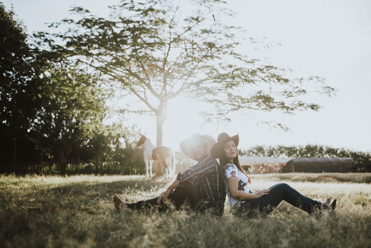 Ensaio em Rio Claro-SP, casal apaixonado, natureza - love, amor, casal, Jonathan Januario, foto, fotografia, Araras, leme, limeira,campinas, folk, lifeStyle, Vsco, foto na fazenda, pico olho d’agua, Mariporã, foto em montanha, cavalos, ensaio com cavalos