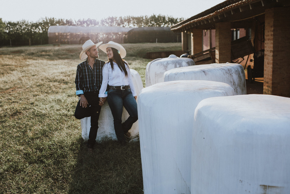 Ensaio em Rio Claro-SP, casal apaixonado, natureza - love, amor, casal, Jonathan Januario, foto, fotografia, Araras, leme, limeira,campinas, folk, lifeStyle, Vsco, foto na fazenda, pico olho d’agua, Mariporã, foto em montanha, cavalos, ensaio com cavalos