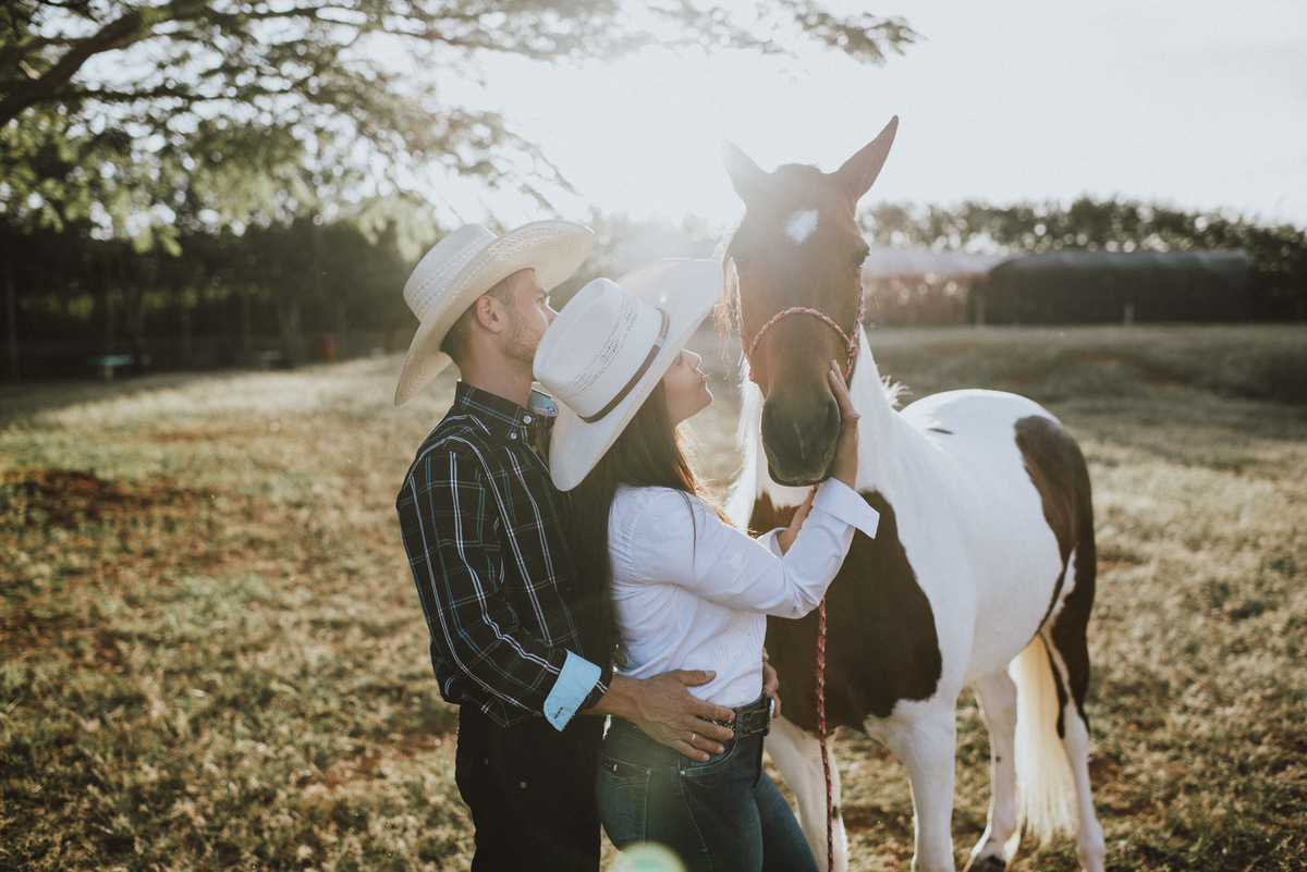 Ensaio em Rio Claro-SP, casal apaixonado, natureza - love, amor, casal, Jonathan Januario, foto, fotografia, Araras, leme, limeira,campinas, folk, lifeStyle, Vsco, foto na fazenda, pico olho d’agua, Mariporã, foto em montanha, cavalos, ensaio com cavalos