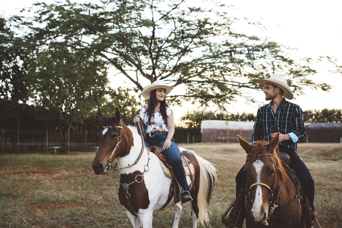 Ensaio em Rio Claro-SP, casal apaixonado, natureza - love, amor, casal, Jonathan Januario, foto, fotografia, Araras, leme, limeira,campinas, folk, lifeStyle, Vsco, foto na fazenda, pico olho d’agua, Mariporã, foto em montanha, cavalos, ensaio com cavalos