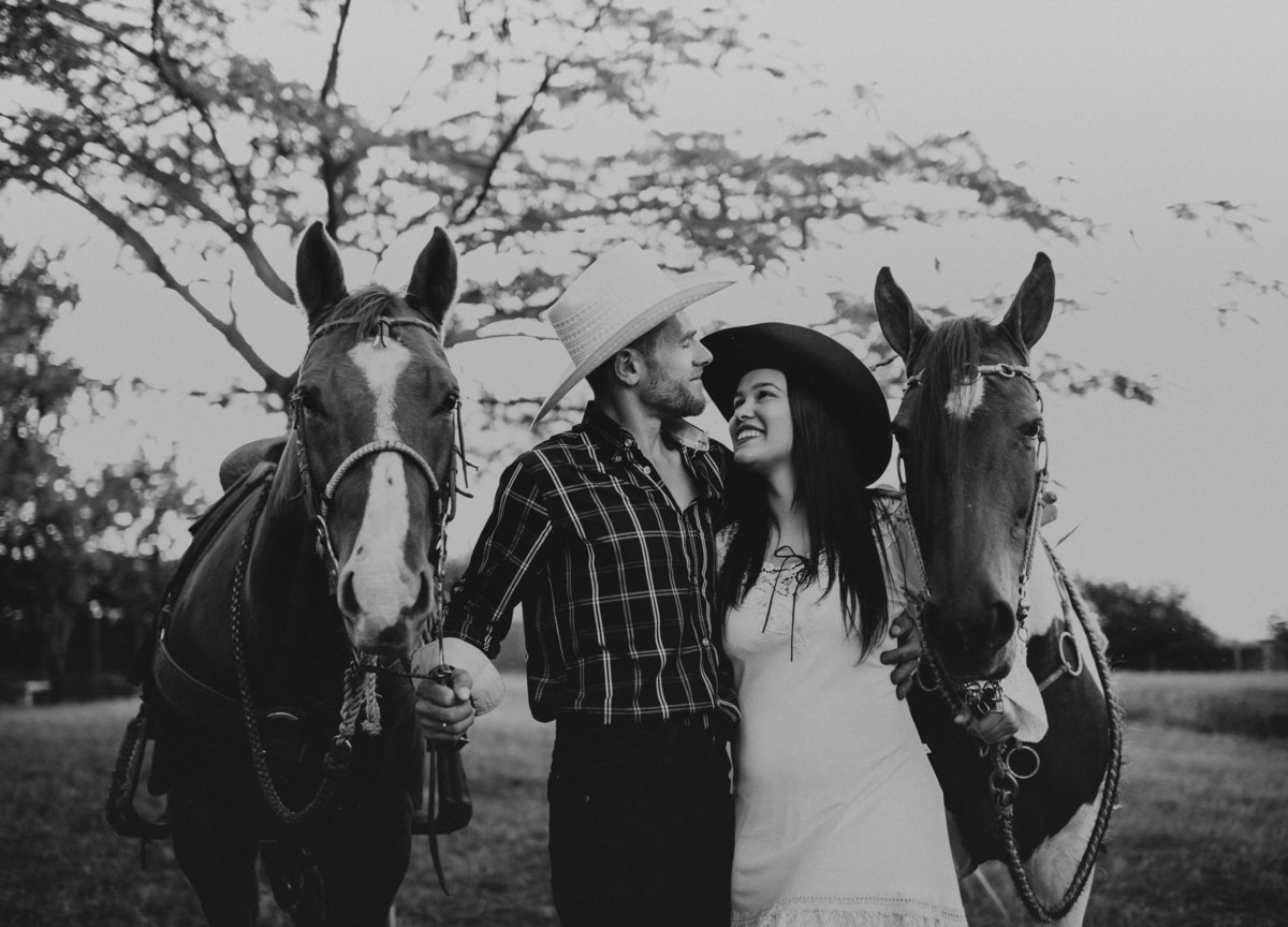 Ensaio em Rio Claro-SP, casal apaixonado, natureza - love, amor, casal, Jonathan Januario, foto, fotografia, Araras, leme, limeira,campinas, folk, lifeStyle, Vsco, foto na fazenda, pico olho d’agua, Mariporã, foto em montanha, cavalos, ensaio com cavalos