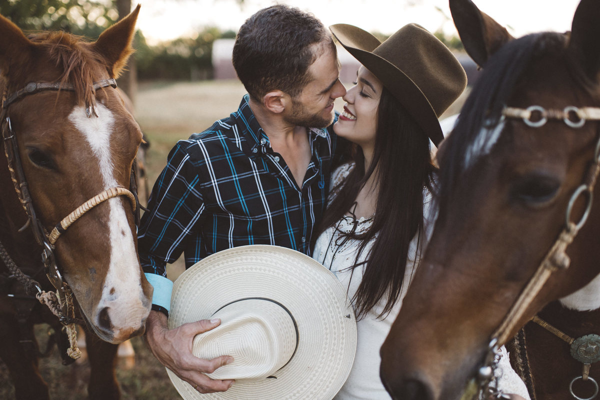 Ensaio em Rio Claro-SP, casal apaixonado, natureza - love, amor, casal, Jonathan Januario, foto, fotografia, Araras, leme, limeira,campinas, folk, lifeStyle, Vsco, foto na fazenda, pico olho d’agua, Mariporã, foto em montanha, cavalos, ensaio com cavalos