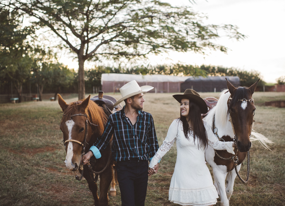 Ensaio em Rio Claro-SP, casal apaixonado, natureza - love, amor, casal, Jonathan Januario, foto, fotografia, Araras, leme, limeira,campinas, folk, lifeStyle, Vsco, foto na fazenda, pico olho d’agua, Mariporã, foto em montanha, cavalos, ensaio com cavalos