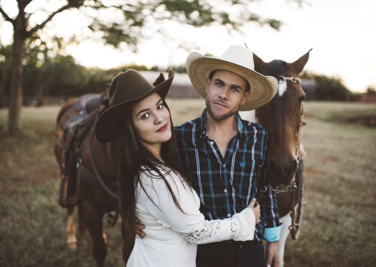 Ensaio em Rio Claro-SP, casal apaixonado, natureza - love, amor, casal, Jonathan Januario, foto, fotografia, Araras, leme, limeira,campinas, folk, lifeStyle, Vsco, foto na fazenda, pico olho d’agua, Mariporã, foto em montanha, cavalos, ensaio com cavalos