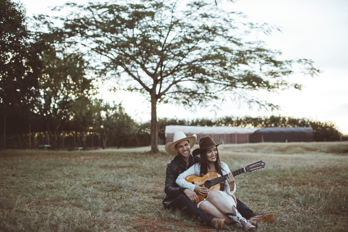 Ensaio em Rio Claro-SP, casal apaixonado, natureza - love, amor, casal, Jonathan Januario, foto, fotografia, Araras, leme, limeira,campinas, folk, lifeStyle, Vsco, foto na fazenda, pico olho d’agua, Mariporã, foto em montanha, cavalos, ensaio com cavalos