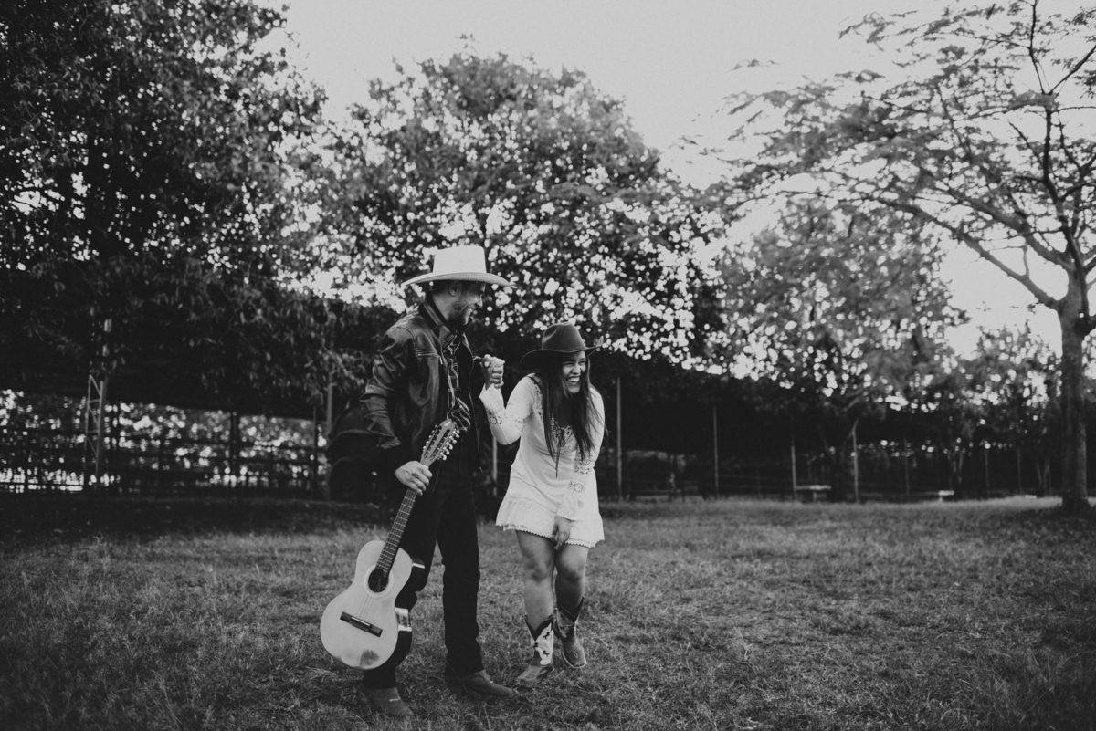 Ensaio em Rio Claro-SP, casal apaixonado, natureza - love, amor, casal, Jonathan Januario, foto, fotografia, Araras, leme, limeira,campinas, folk, lifeStyle, Vsco, foto na fazenda, pico olho d’agua, Mariporã, foto em montanha, cavalos, ensaio com cavalos