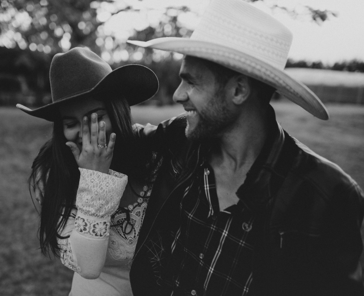 Ensaio em Rio Claro-SP, casal apaixonado, natureza - love, amor, casal, Jonathan Januario, foto, fotografia, Araras, leme, limeira,campinas, folk, lifeStyle, Vsco, foto na fazenda, pico olho d’agua, Mariporã, foto em montanha, cavalos, ensaio com cavalos