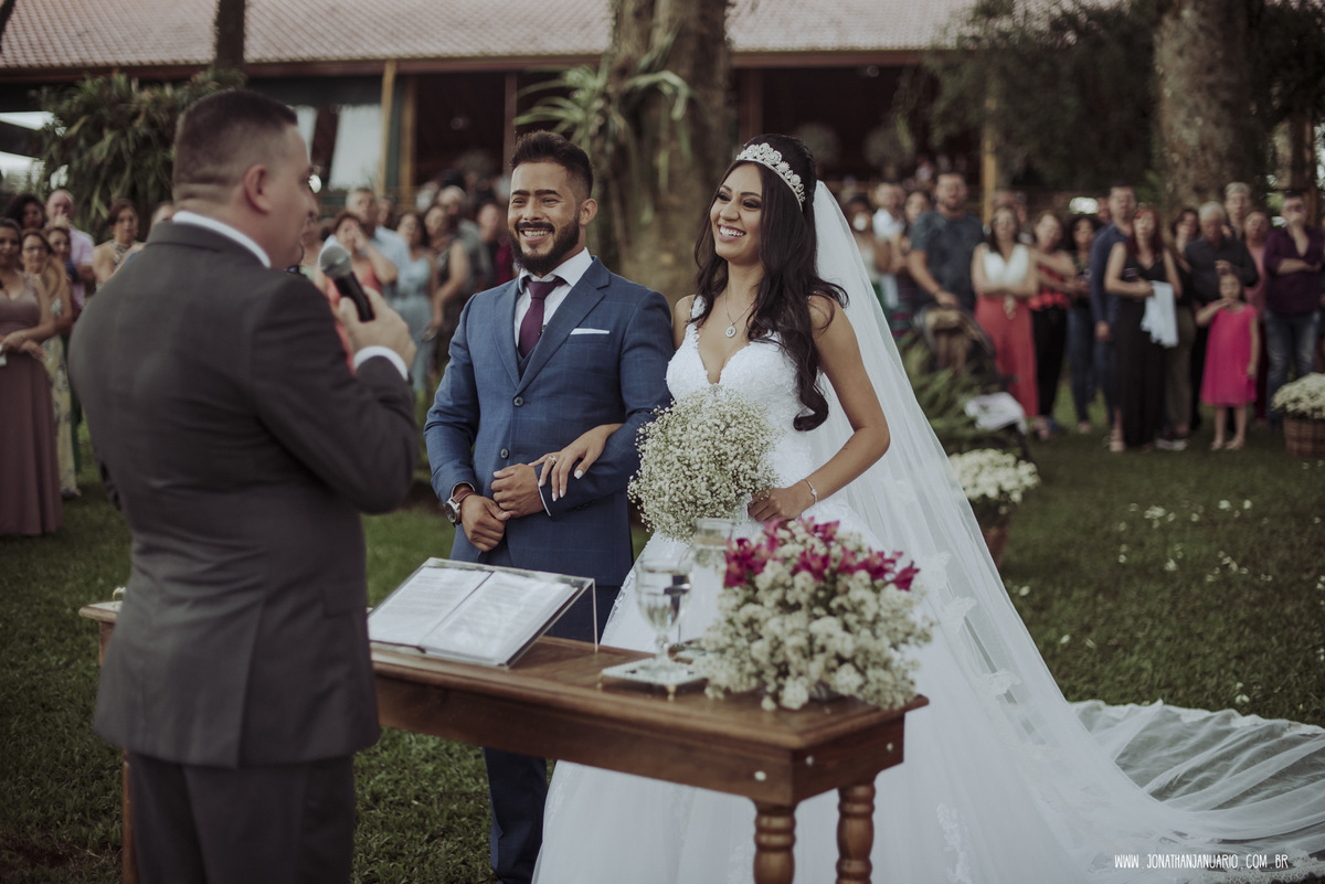 casal apaixonado, natureza, love, amor, Jonathan Januario, foto, fotografia, Araras, leme, limeira,campinas, São Paulo, Rio claro, folk, foto na fazenda, casamento de dia, noiva, vestido de noiva, vestida pra casar, lápis de noiva, fazenda jaraguá, jaragu
