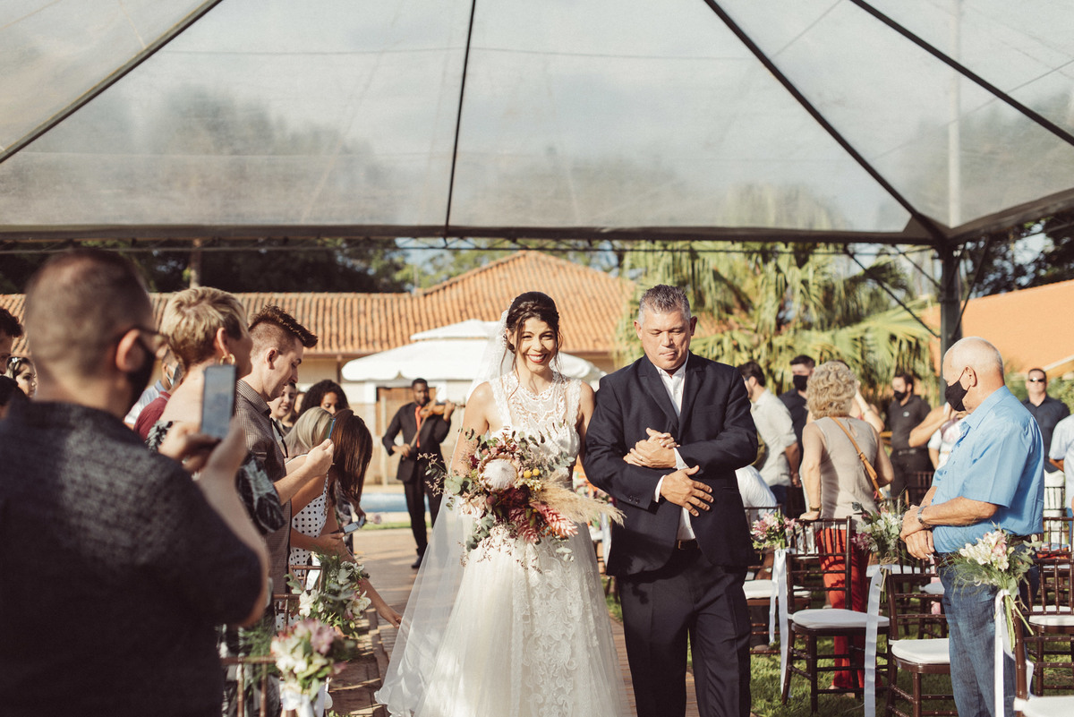 casal apaixonado, natureza, love, amor, Jonathan Januario, foto, fotografia, Araras, leme, limeira,campinas, São Paulo, Rio claro, folk, lifeStyle, montanha, foto na fazenda, casamento de dia, noiva, vestido de noiva, vestida pra casar, lápis de noiva