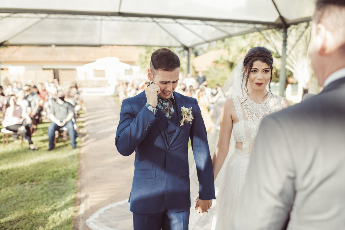 casal apaixonado, natureza, love, amor, Jonathan Januario, foto, fotografia, Araras, leme, limeira,campinas, São Paulo, Rio claro, folk, lifeStyle, montanha, foto na fazenda, casamento de dia, noiva, vestido de noiva, vestida pra casar, lápis de noiva