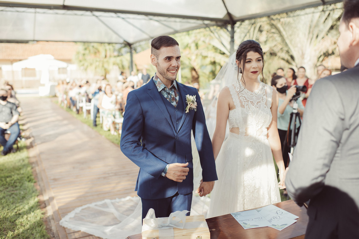 casal apaixonado, natureza, love, amor, Jonathan Januario, foto, fotografia, Araras, leme, limeira,campinas, São Paulo, Rio claro, folk, lifeStyle, montanha, foto na fazenda, casamento de dia, noiva, vestido de noiva, vestida pra casar, lápis de noiva