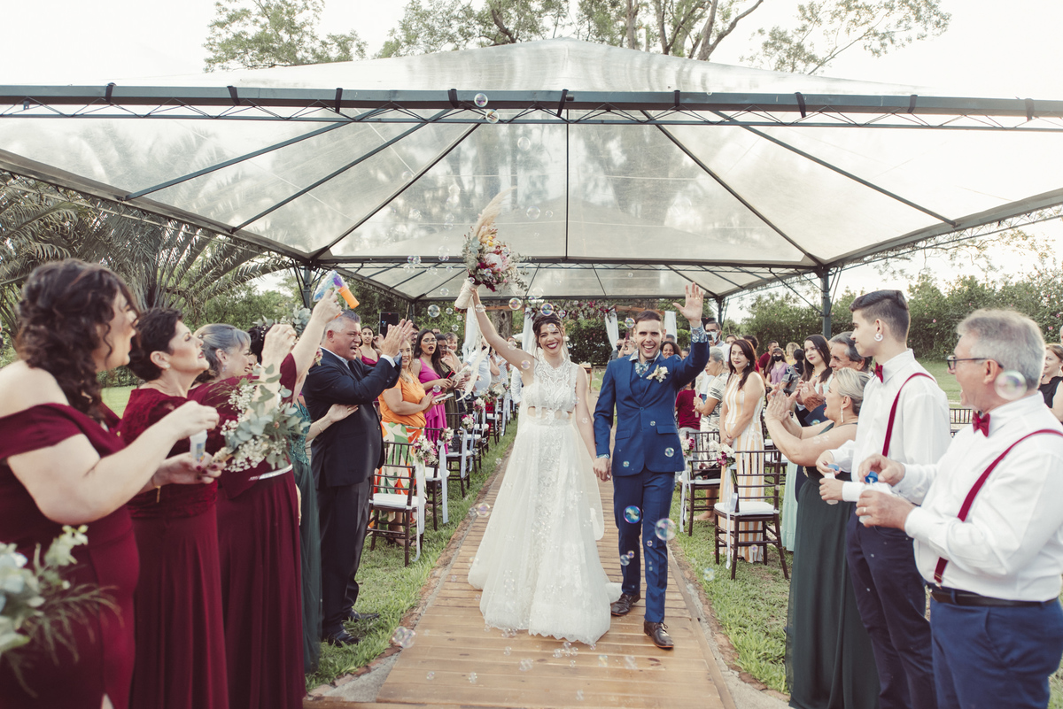 casal apaixonado, natureza, love, amor, Jonathan Januario, foto, fotografia, Araras, leme, limeira,campinas, São Paulo, Rio claro, folk, lifeStyle, montanha, foto na fazenda, casamento de dia, noiva, vestido de noiva, vestida pra casar, lápis de noiva