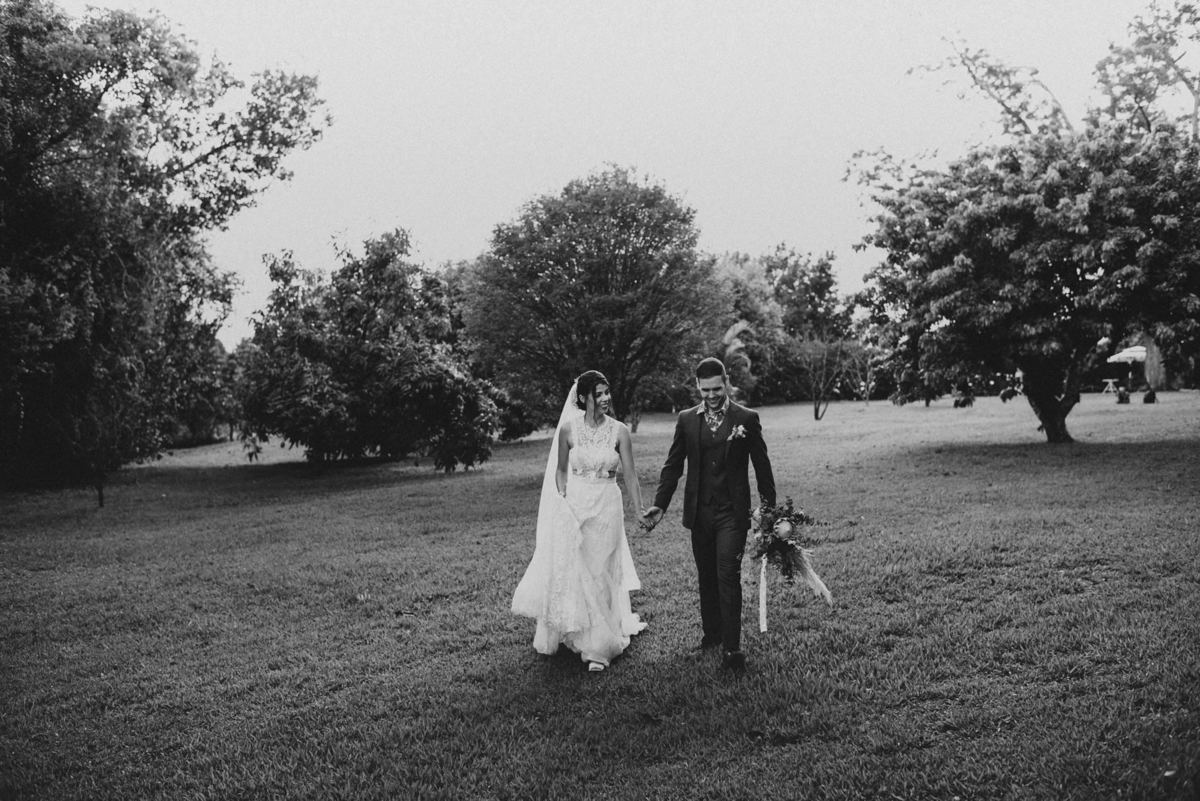 casal apaixonado, natureza, love, amor, Jonathan Januario, foto, fotografia, Araras, leme, limeira,campinas, São Paulo, Rio claro, folk, lifeStyle, montanha, foto na fazenda, casamento de dia, noiva, vestido de noiva, vestida pra casar, lápis de noiva