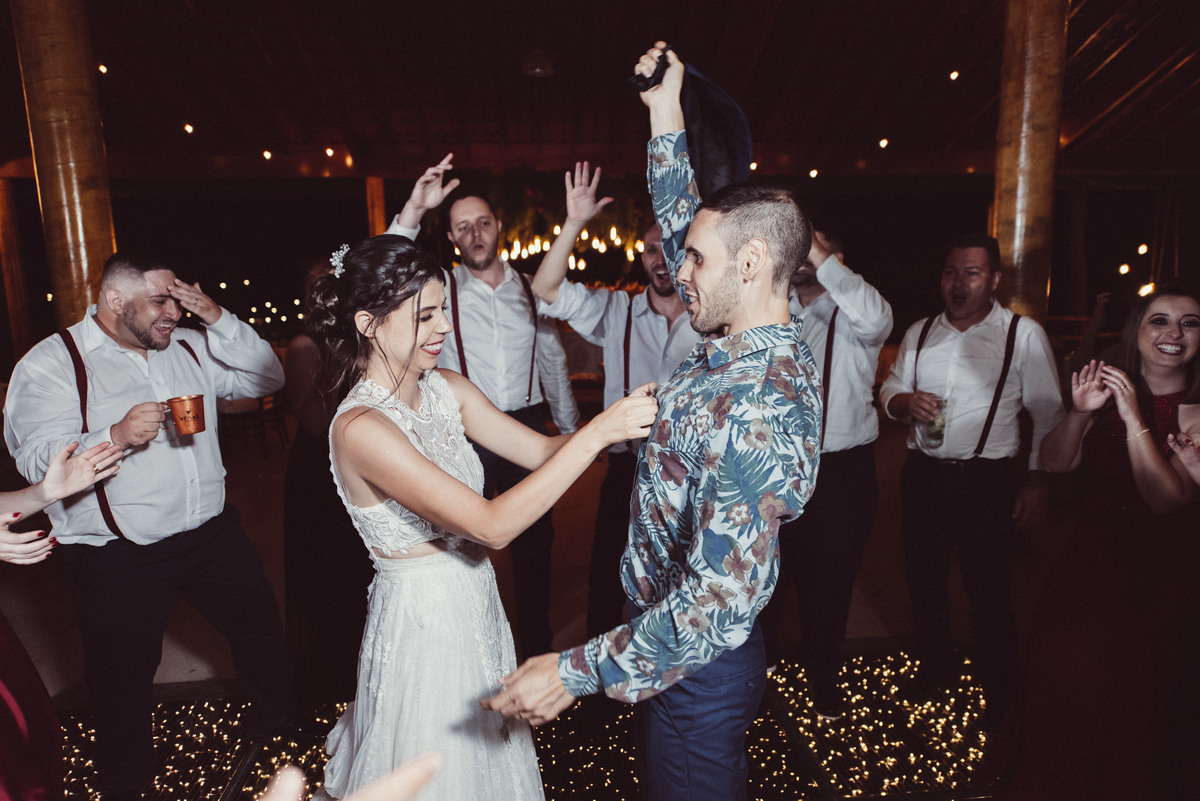 casal apaixonado, natureza, love, amor, Jonathan Januario, foto, fotografia, Araras, leme, limeira,campinas, São Paulo, Rio claro, folk, lifeStyle, montanha, foto na fazenda, casamento de dia, noiva, vestido de noiva, vestida pra casar, lápis de noiva