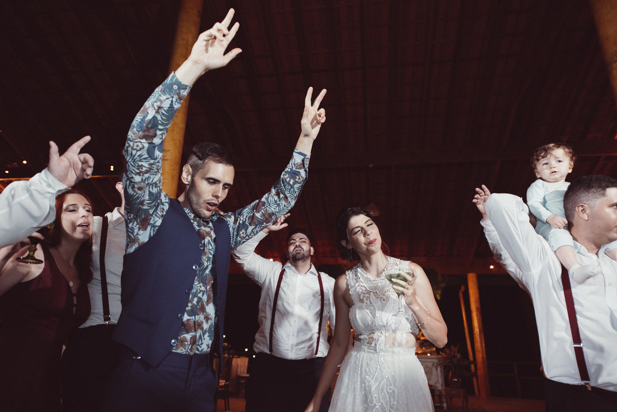 casal apaixonado, natureza, love, amor, Jonathan Januario, foto, fotografia, Araras, leme, limeira,campinas, São Paulo, Rio claro, folk, lifeStyle, montanha, foto na fazenda, casamento de dia, noiva, vestido de noiva, vestida pra casar, lápis de noiva