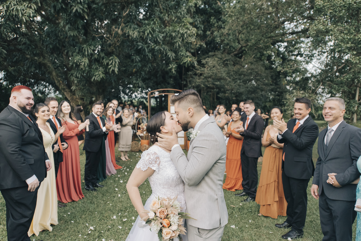 casal apaixonado, casamento na natureza, Jonathan Januario, casamento Boho, fotografo em Araras, fotografo em limeira, fotografo em  São Paulo , foto na fazenda, casamento de dia, noiva, vestido de noiva, aloha  fotografias, lápis de noiva, amora fotograf
