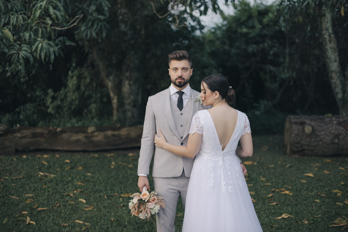 casal apaixonado, casamento na natureza, Jonathan Januario, casamento Boho, fotografo em Araras, fotografo em limeira, fotografo em  São Paulo , foto na fazenda, casamento de dia, noiva, vestido de noiva, aloha  fotografias, lápis de noiva, amora fotograf