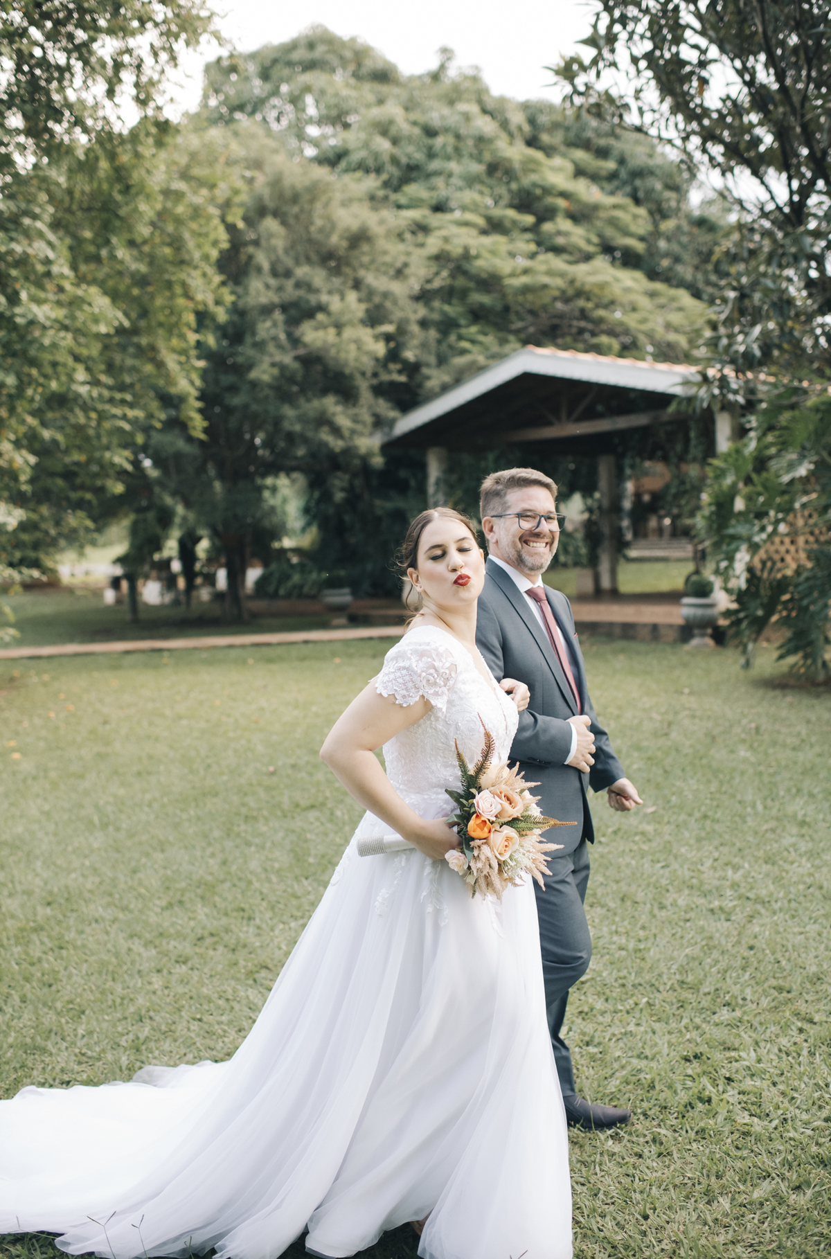casal apaixonado, casamento na natureza, Jonathan Januario, casamento Boho, fotografo em Araras, fotografo em limeira, fotografo em  São Paulo , foto na fazenda, casamento de dia, noiva, vestido de noiva, aloha  fotografias, lápis de noiva, amora fotograf