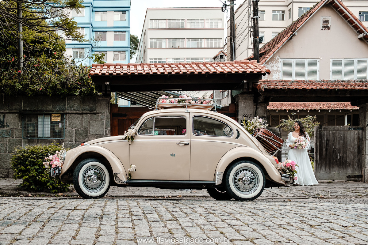 noiva_indo_de_fusquinha_para_seu_casamento