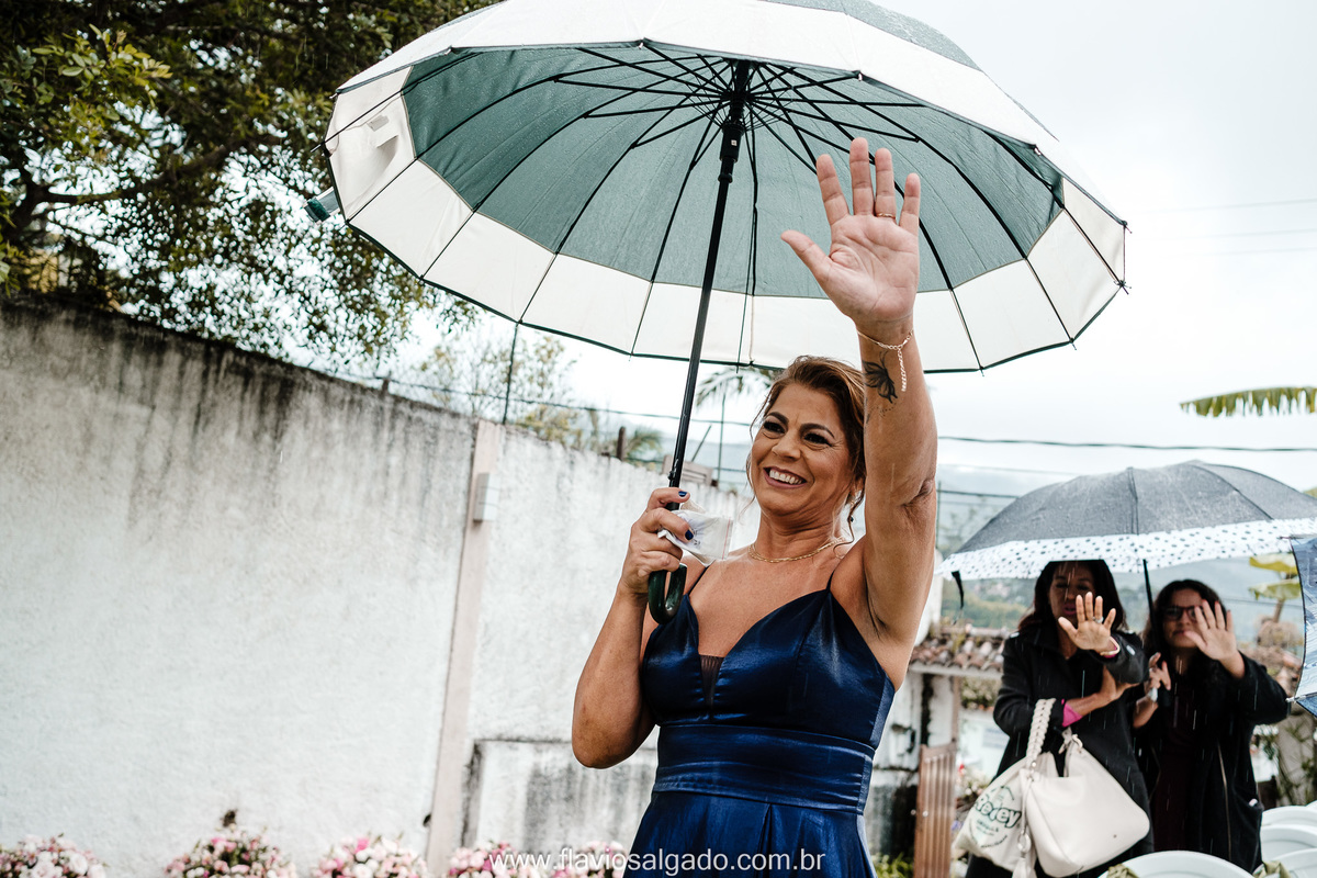 mãe_da_noiva_dando_a_benção_de_baixo_da_chuva