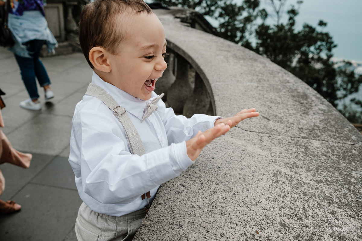 criança se divertindo vendo o rio de janeiro do cristo redentor