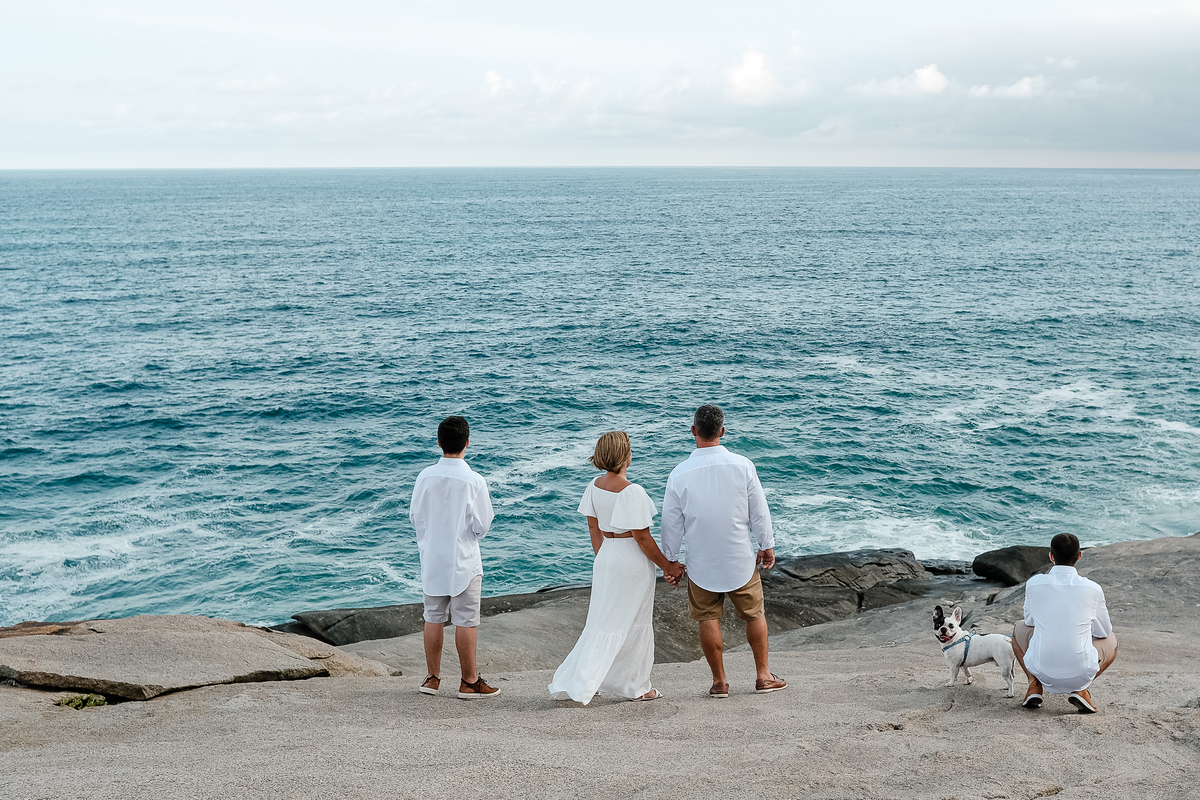 ensaio de bodas, casal com a família e o pet