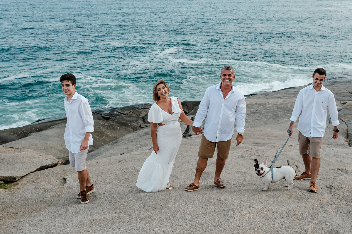 ensaio de bodas, casal com a família e o pet