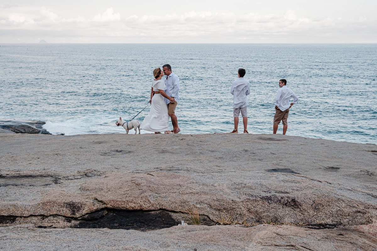 ensaio de bodas, casal com a família e o pet