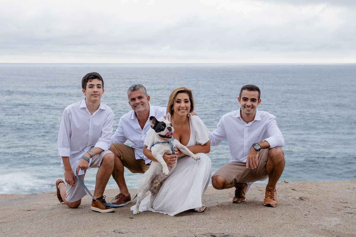 ensaio de bodas, casal com a família e o pet