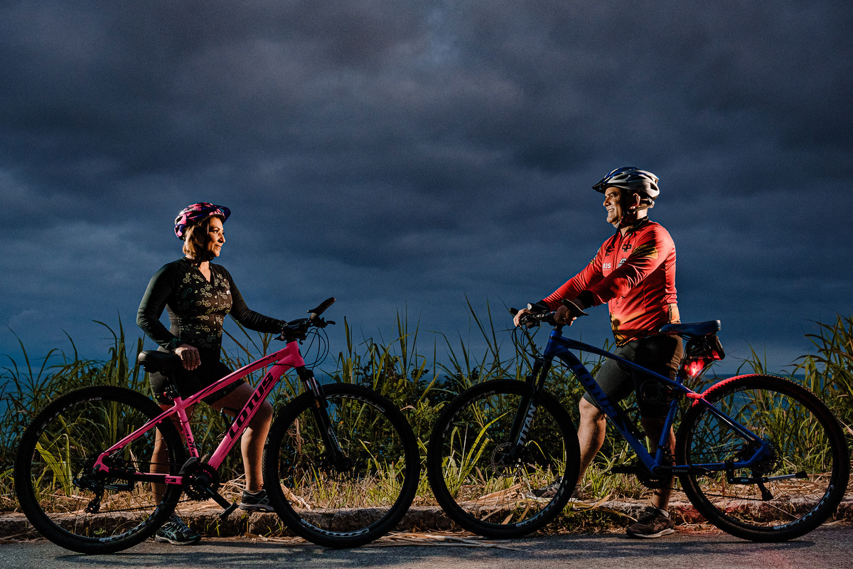 ensaio fotográfico com casal andando de bicicleta praia de grumari