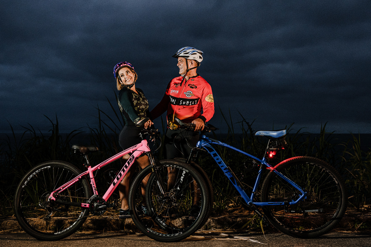 ensaio fotográfico com casal andando de bicicleta praia de grumari
