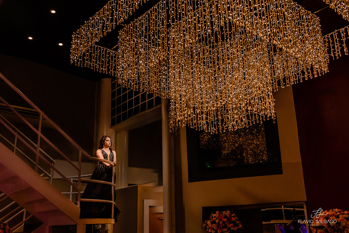 foto de debutante na escaca com lindo lustre fantasy lounge
